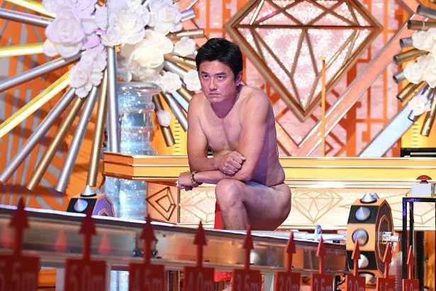 【写真を見る】「スネ強暫定1位」の原田龍二、ほぼ裸で「スネ直撃バー」に挑む