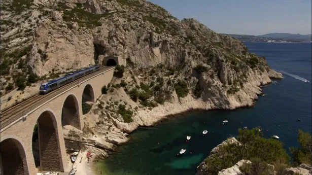 【写真を見る】フランス・古城をめぐるロワール地方の旅でも絶景の列車風景が