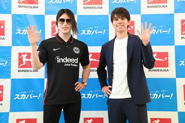 (左から)ROLAND、田中碧選手