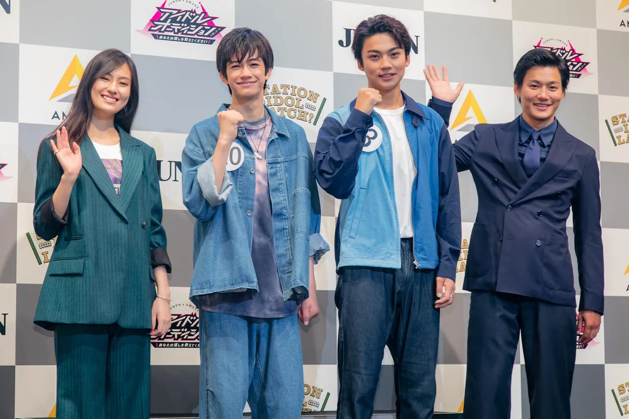 グランプリの磯野泉さん(写真左から3人目)と準グランプリの澤田海瑠さん(同2人目)が野村周平、恒松祐里と撮影