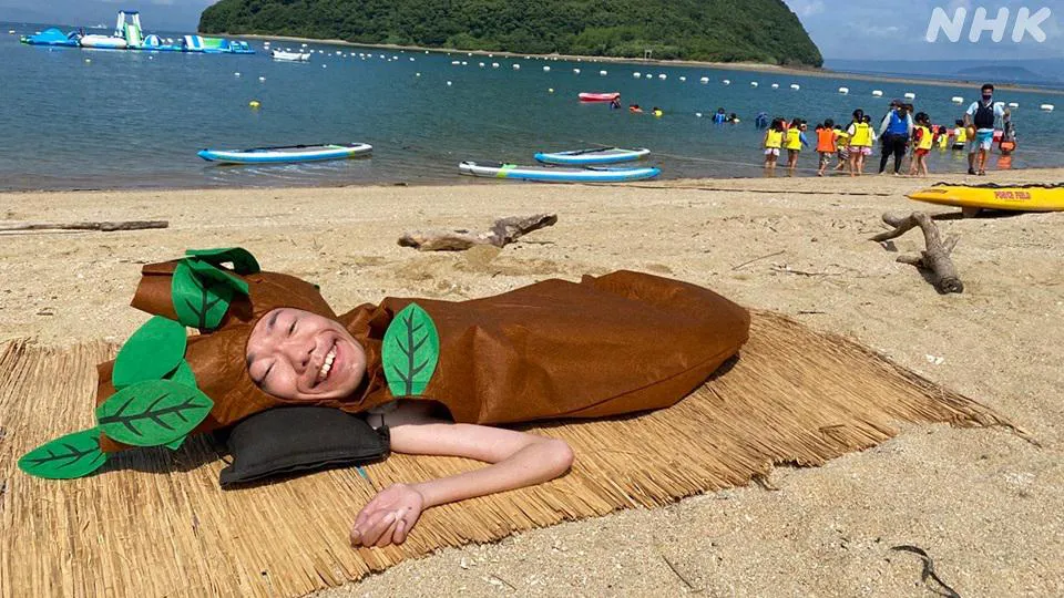 自称世界初の寝たきり芸人・あそどっぐは浜辺でコントを行う