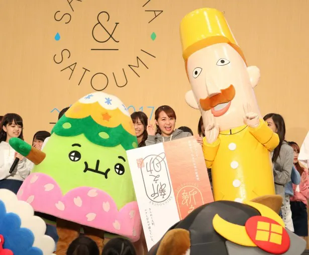 新潟県の新しいブランド米、新之助を新潟県のゆるキャラのレルヒさんがPR。左はSATOYAMAイベントのゆるキャラのさとやまくん。中央は高木紗友希（Juice＝Juice）