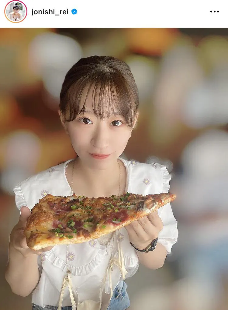 【写真を見る】顔が隠れそう…大きなピザを持ったNMB48上西怜