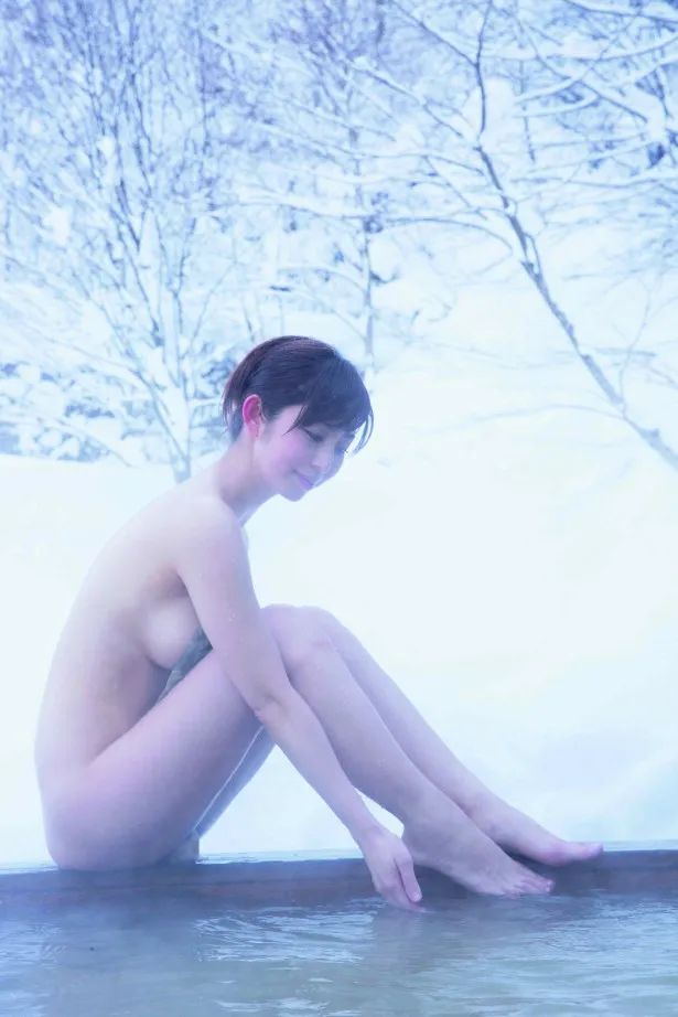 【写真を見る】塩地美澄がお気に入りのカットとして挙げた露店風呂での限界露出カット