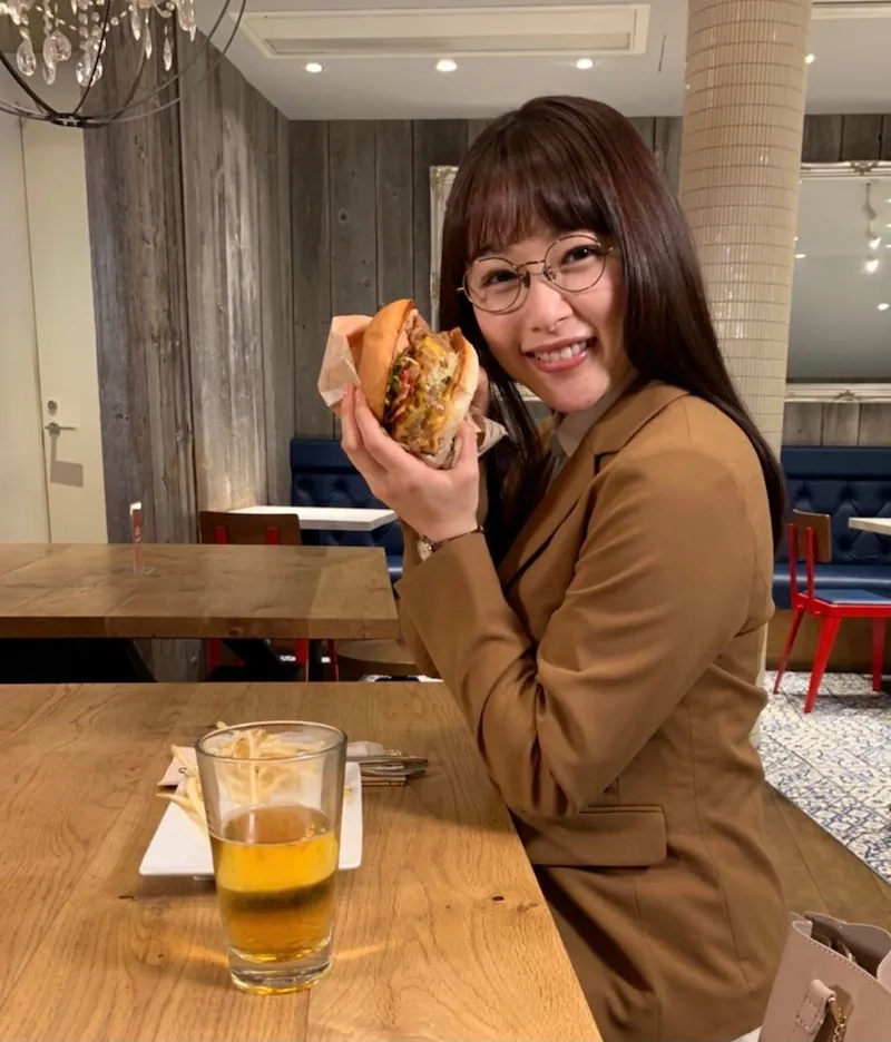 【写真を見る】大きなハンバーガーに思わず笑顔！メガネ姿の桜井日奈子