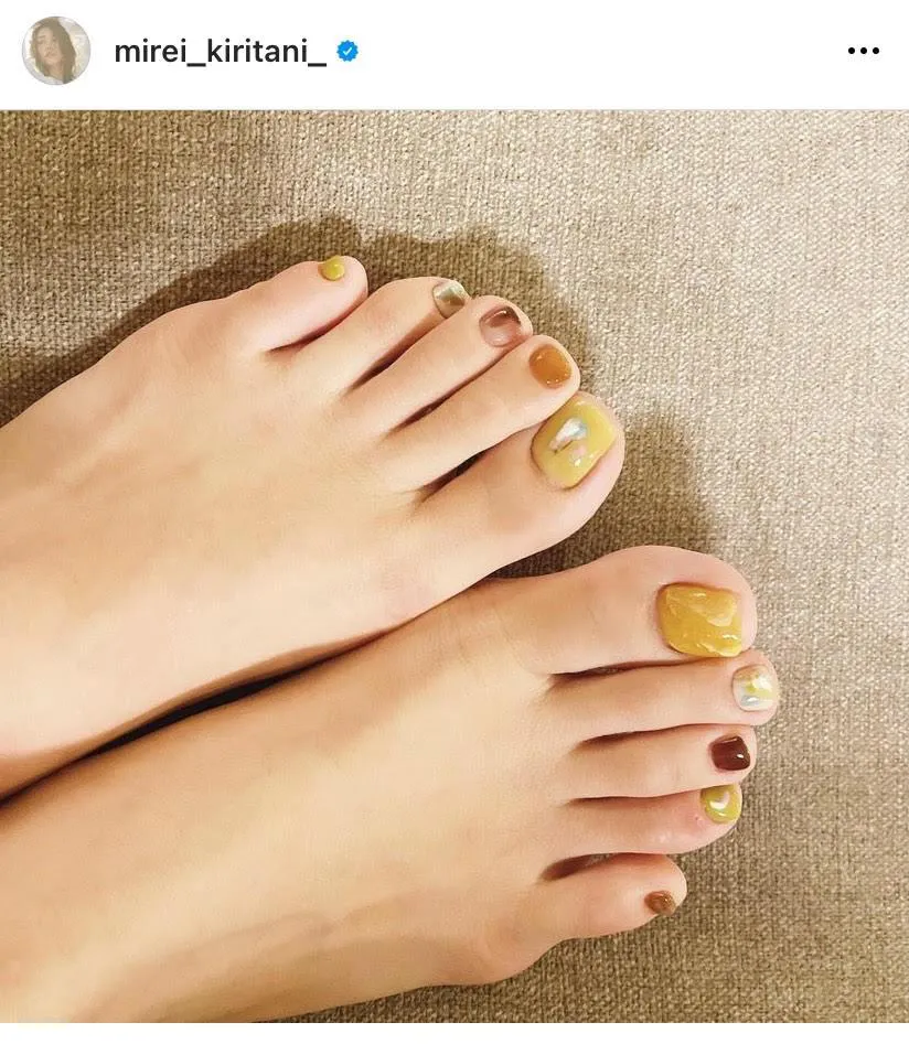 【写真を見る】桐谷美玲の“秋先取り”なペディキュアSHOT(ほか、「お風呂あがり」の可愛いすぎる自撮りSHOTなど)