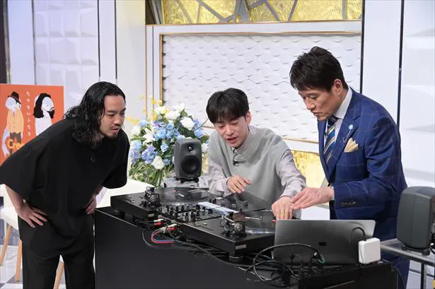 【写真を見る】DJ松永のレクチャーを受けDJのテクニックを学ぶ林。R-指定も興味津々