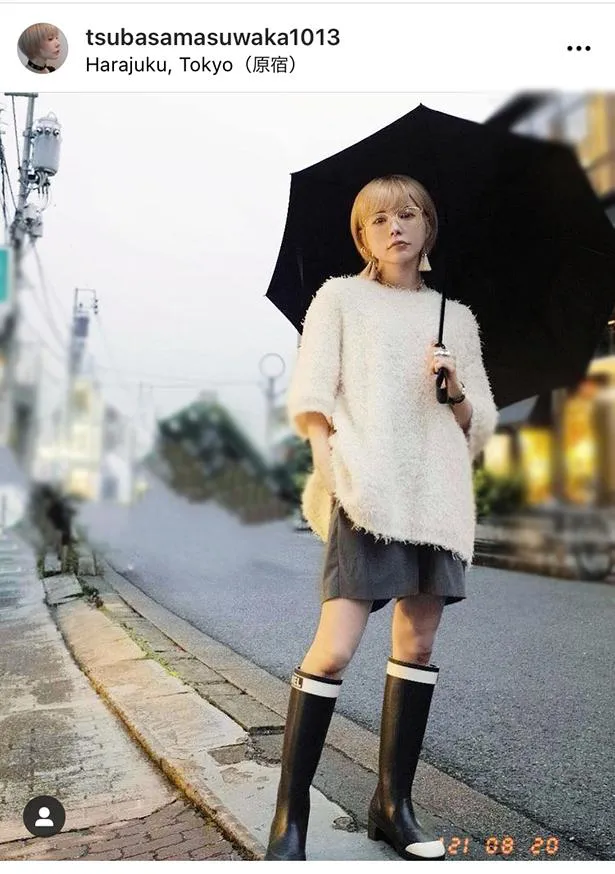 【写真を見る】益若つばさのおしゃれ雨の日コーデ