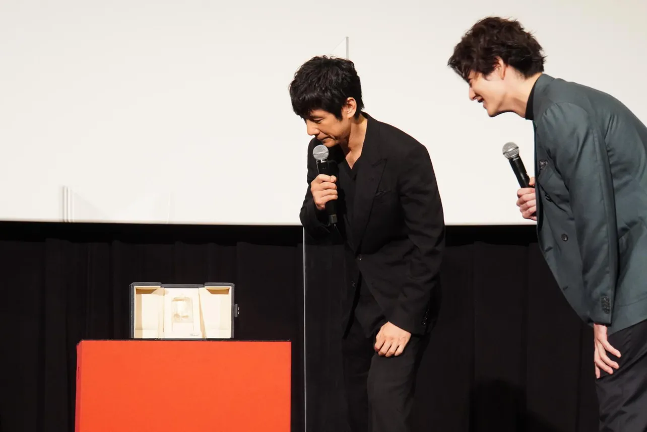 【写真を見る】カンヌ国際映画祭脚本賞のトロフィーに興味津々な西島秀俊、岡田将生