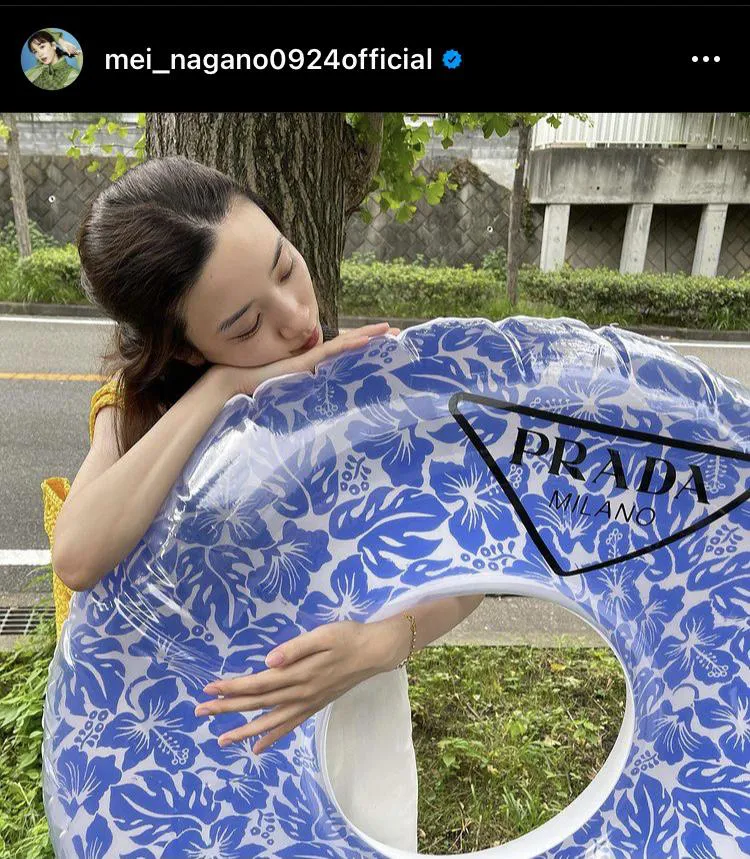 画像・写真 永野芽郁、浮き輪まで“PRADA”！かわいい夏グッズ持ち