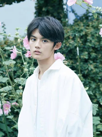 藤原大祐、ネクタイを緩めた“大人の色気”SHOTにファン歓喜「本当に高校生?」「着崩してる感じかっこいい~」