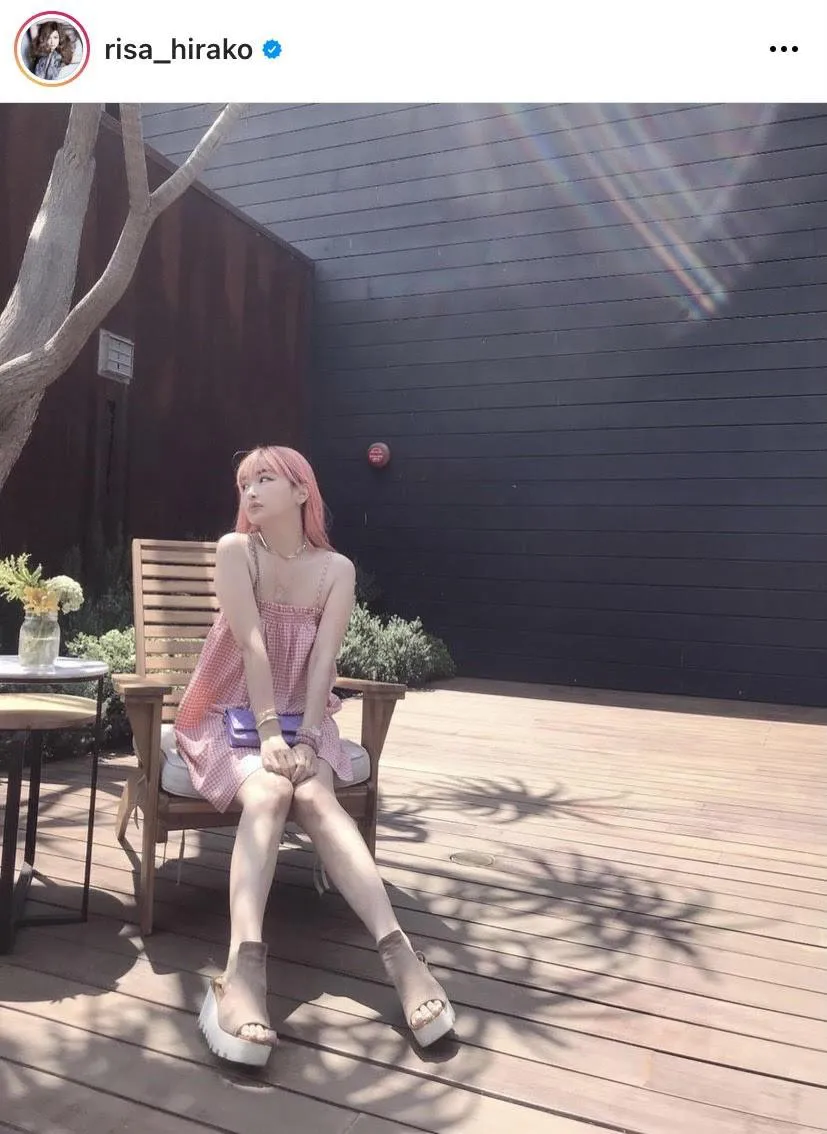 【写真を見る】超ミニ丈で美脚を披露！ピンク髪×ピンクワンピコーデを公開した平子理沙