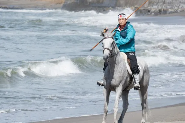 海辺で白馬が斬新過ぎる松平の登場