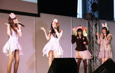 Neko Jumpの2人と一緒に踊る悠木碧（写真右から2人目）と佐藤聡美（写真一番右）