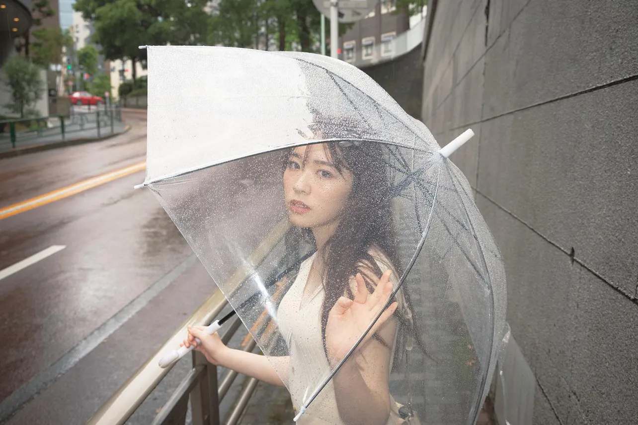 雨の乃木坂で撮影された渡辺みり愛の“エモーショナル”なカット　
