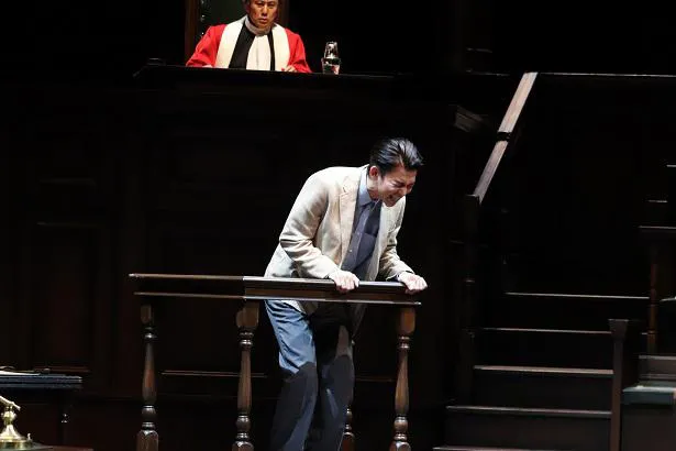 【写真を見る】小瀧演じるレナードが法廷で感情を爆発させるシーン