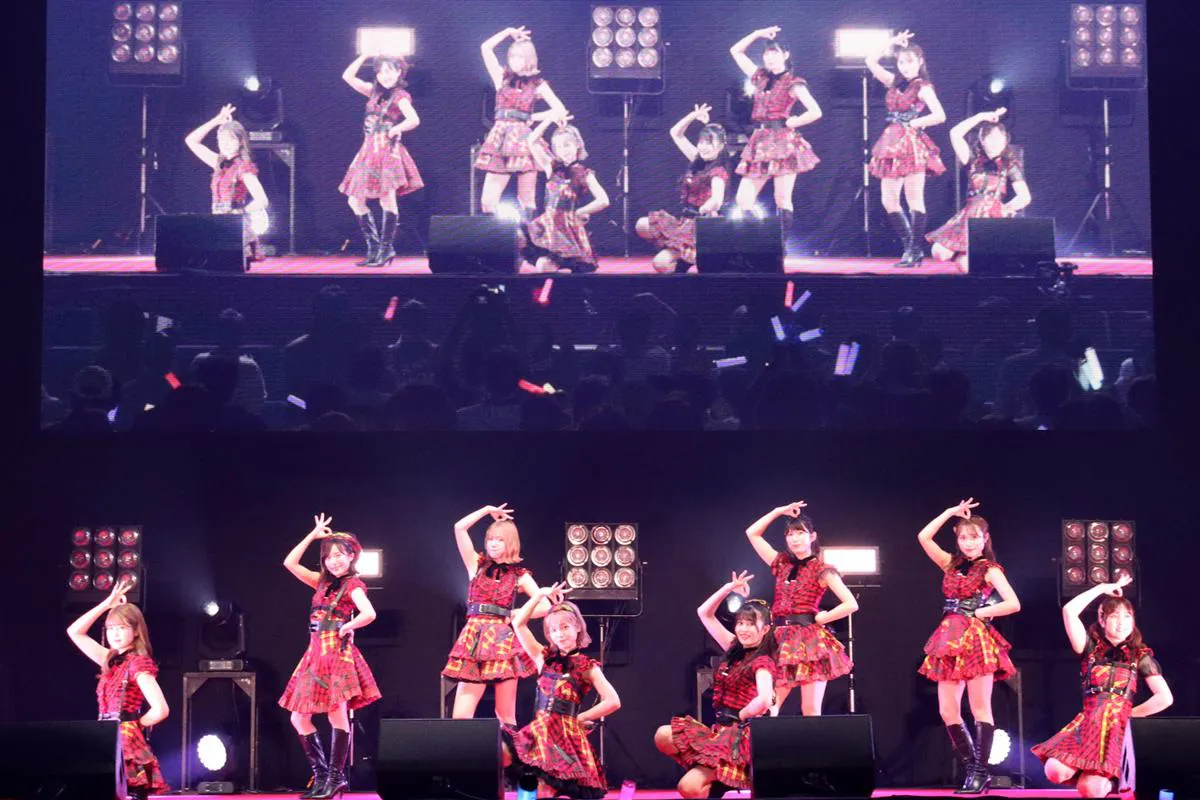 AKB48チーム8が「@JAM EXPO」メインステージ二日目のトリを務めた