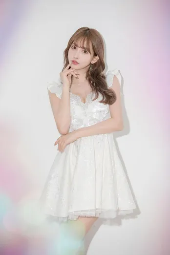 三上悠亜、“THE夏”!麦わら帽子×白ワンピ姿に「お姫様…?」「可愛すぎる」