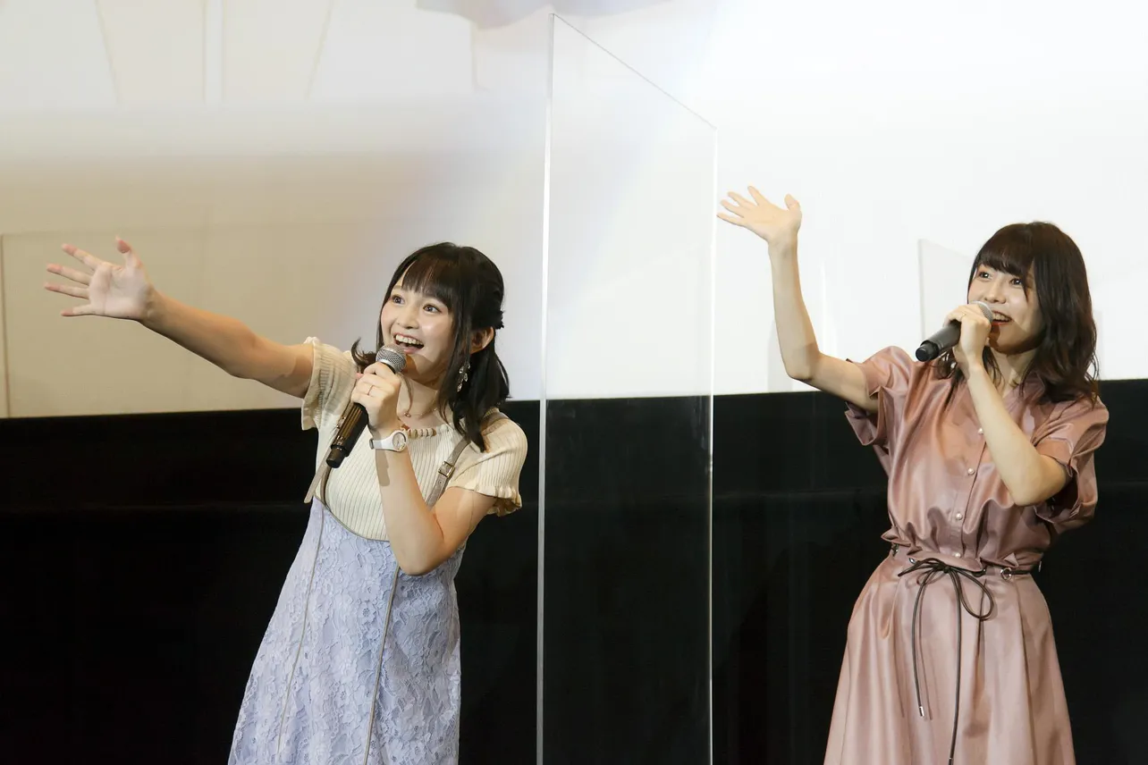 ファンの笑顔で手を振る西明日香と田中真奈美(写真左から)