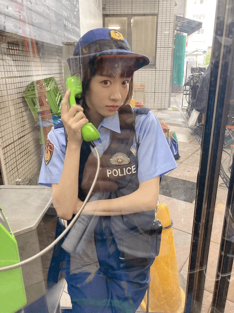 【写真を見る】公衆電話ボックスの中で、“キリッ”とした表情を見せる永野芽郁