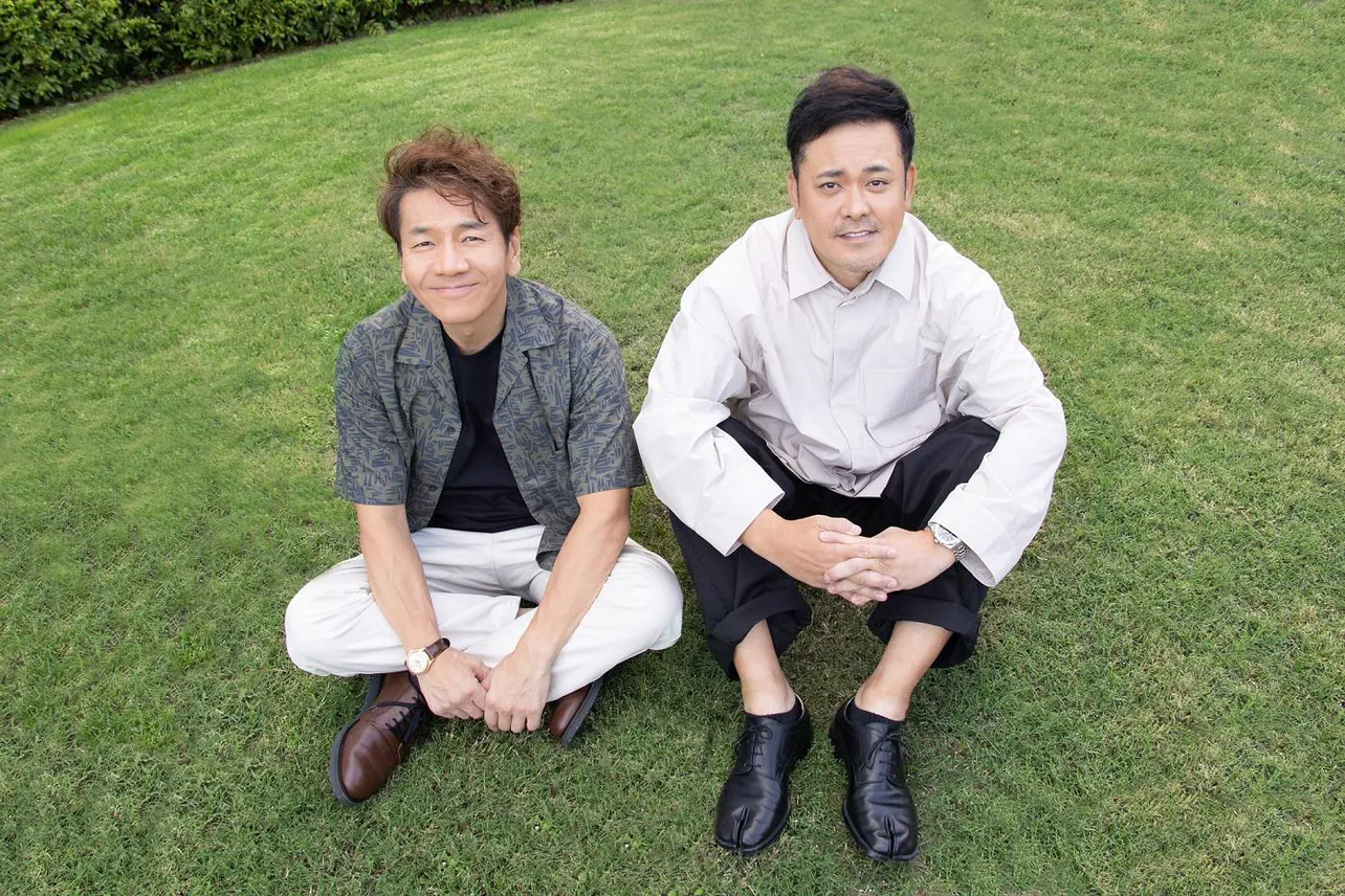 【写真を見る】爽やかな笑顔をみせた上田晋也と有田哲平