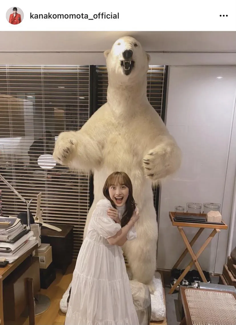 【写真を見る】巨大なシロクマのはく製と百田夏菜子の2SHOT！