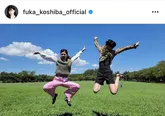 【写真を見る】小芝風花＆佐久間由衣、豪快な“全力ジャンプ”を披露！躍動感あふれる姿