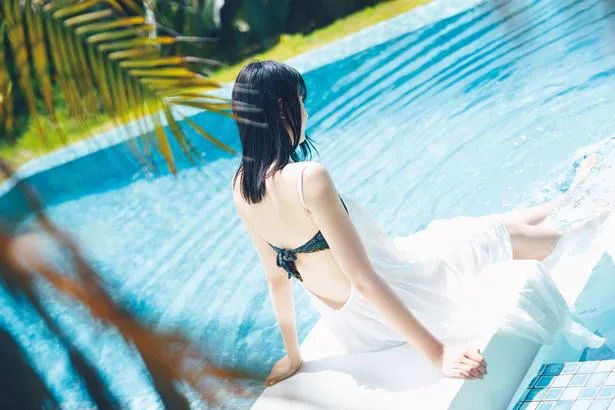 【写真を見る】プールで美背中を見せる瀧野由美子(Amazon限定版裏表紙カバー)