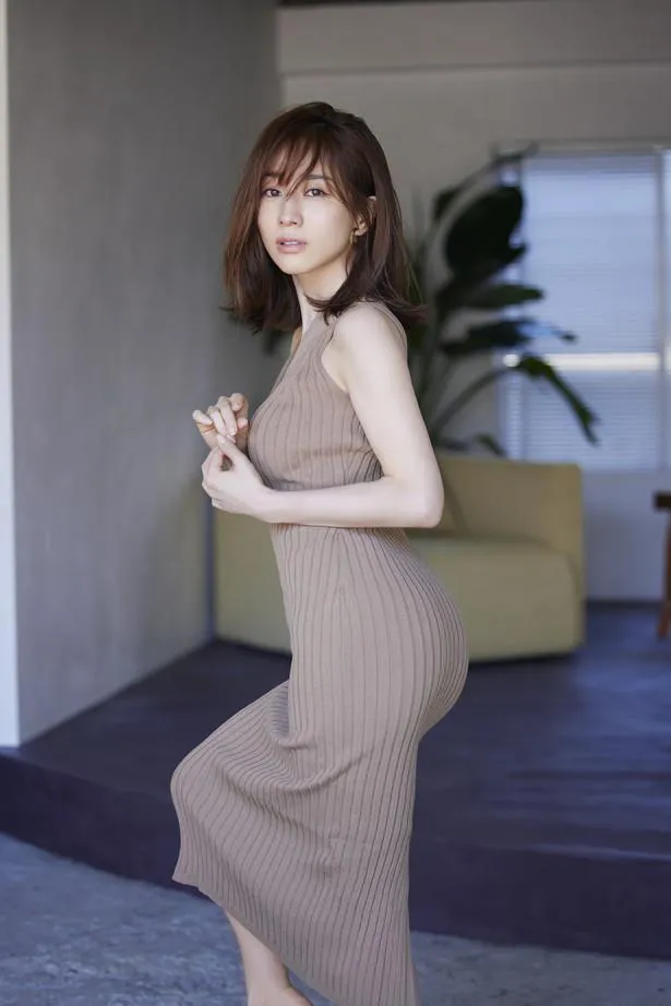 【写真を見る】美しいヒップラインが際立つタイトなワンピ―ス姿の田中みな実