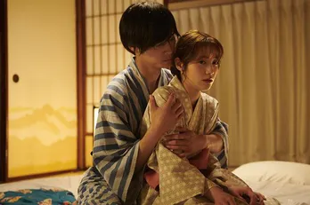 A.B.C-Z・橋本良亮“上条”&中村ゆりか“和華”が濃密旅行へ! 浴衣をはだけさせ大胆なキス<痴情の接吻>