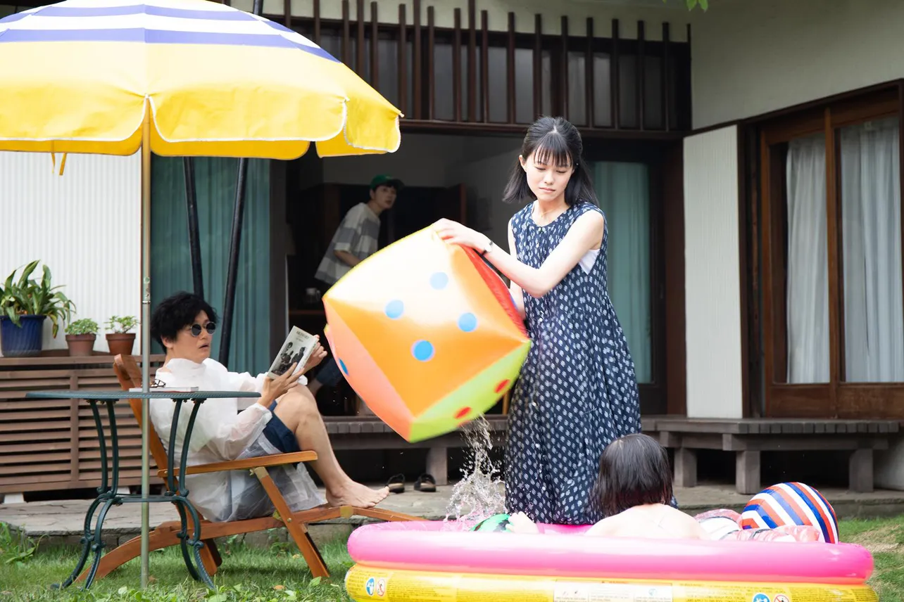 映画「かそけきサンカヨウ」　陽(志田)は新しい家族との生活に戸惑う