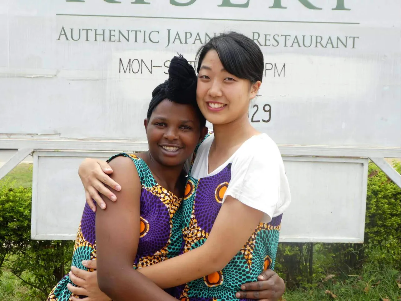 【写真を見る】ルワンダと日本の女性で、1枚の布を“はんぶんこ”し制作したお揃いの洋服