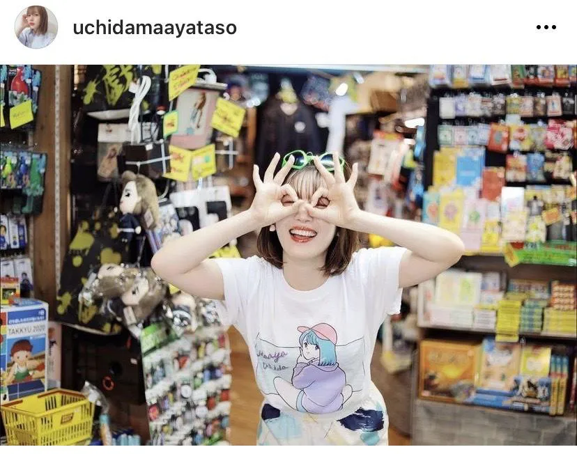 【写真を見る】内田真礼、笑顔全開OKポーズでヴィレヴァンコラボTシャツを披露