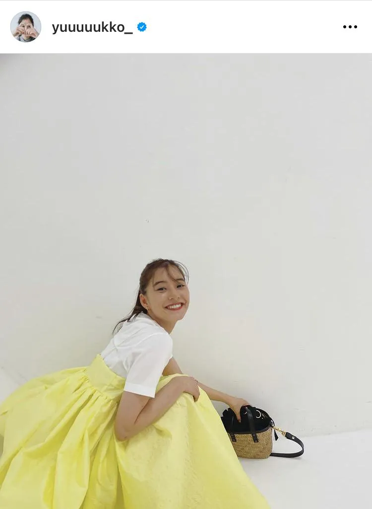 【写真を見る】“弾ける笑顔に胸キュン！”黄色いワンピースの私服姿の新木優子