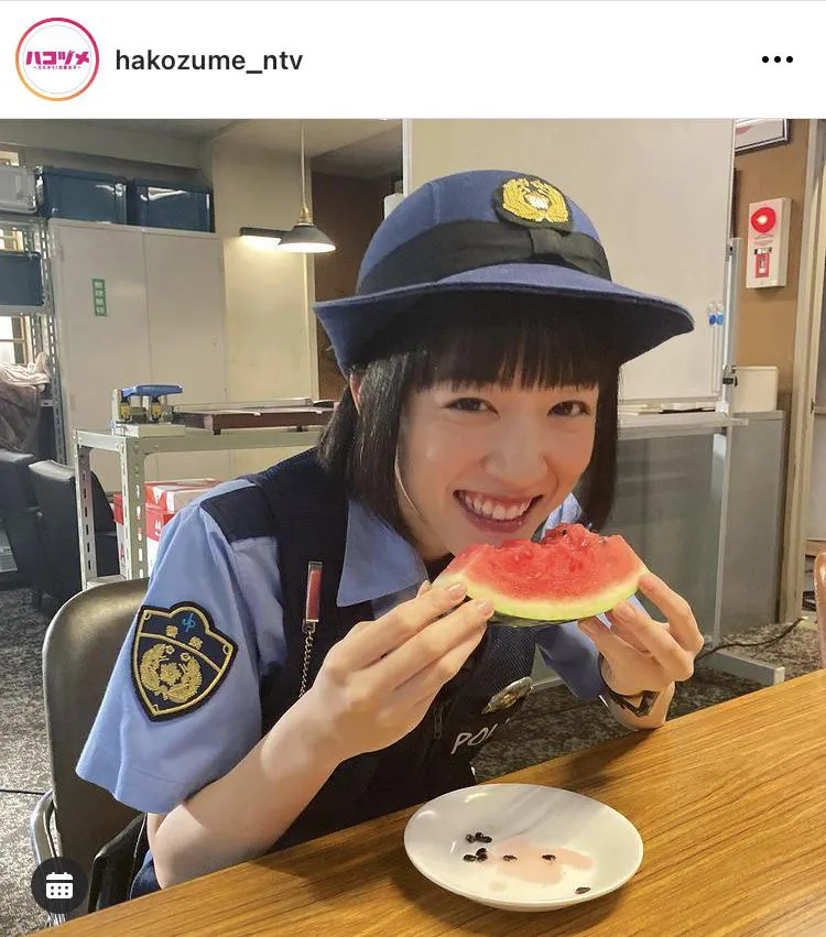 【写真を見る】永野芽郁、ニコニコでスイカを食べる姿を公開