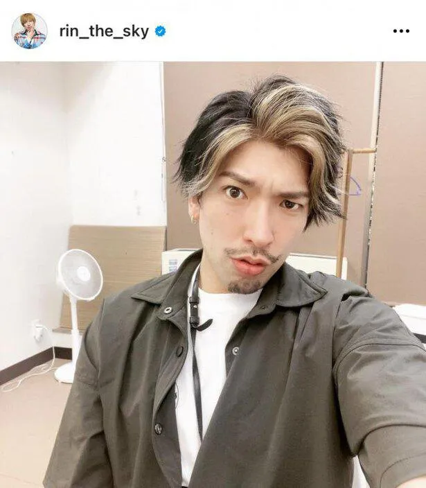 【写真を見る】EXITりんたろー。が"夜王KING純一"意識ヘアを披露！