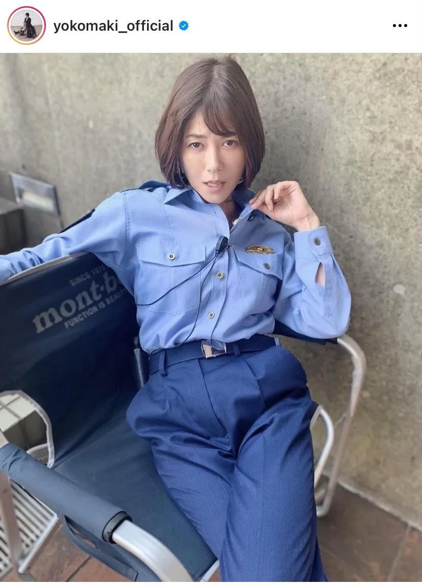 【写真を見る】警官服姿でセクシーポーズをする真木よう子
