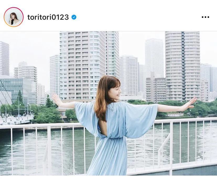 トリンドル玲奈、背中のざっくり開いたワンピース姿