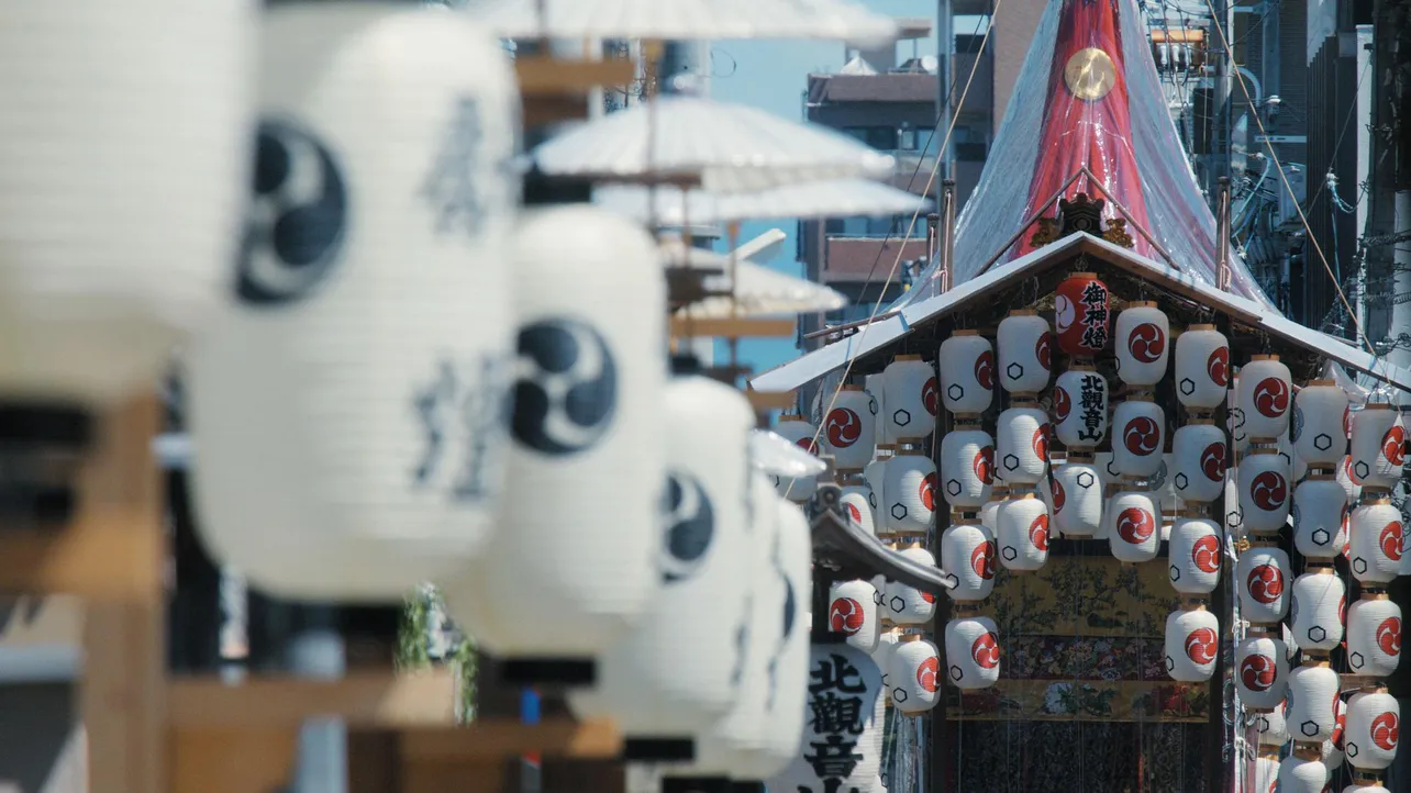 【写真を見る】祇園祭の山鉾巡行は2年連続で中止となってしまったが、ドラマには道を彩った山鉾の様子も