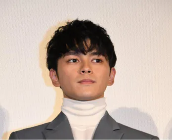 眞栄田郷敦、目力際立つオフショットに「吸い込まれそう…」「ぼさっとヘアーがかわいい」<プロミス・シンデレラ>