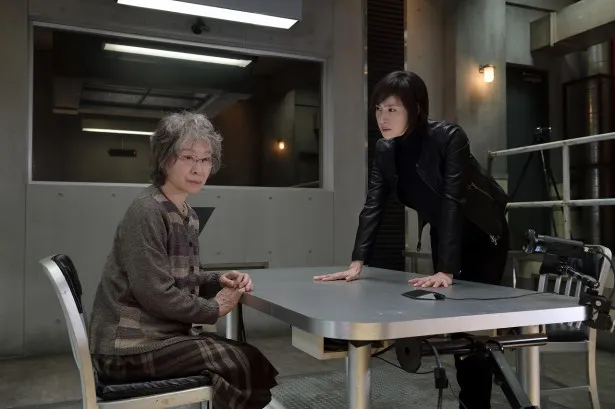 「緊急取調室」の第2シーズンの初回に登場する三田佳子と天海祐希(左から)