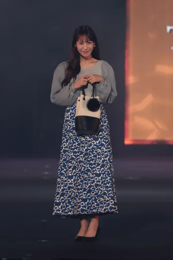 鷲見玲奈、フェミニンなふんわりトップス&個性派ロングスカートで初ランウェイ! <TGC>