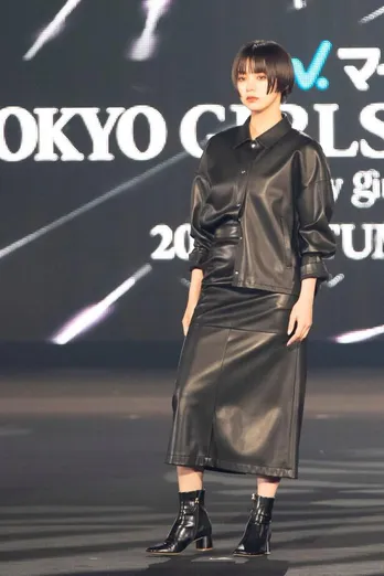 池田エライザ、黒レザー調セットアップに真っ赤な口紅で投げキス！ ＜TGC＞