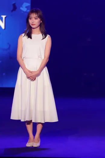 内田理央、清楚なノースリーブの白ワンピースで軽やかウォーキング! <TGC>