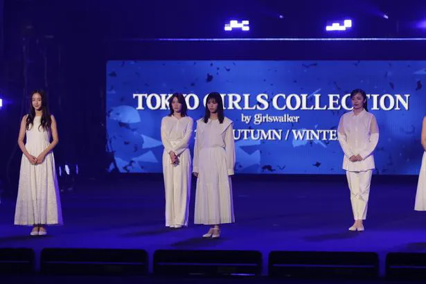 内田理央、清楚なノースリーブの白ワンピースで軽やかウォーキング