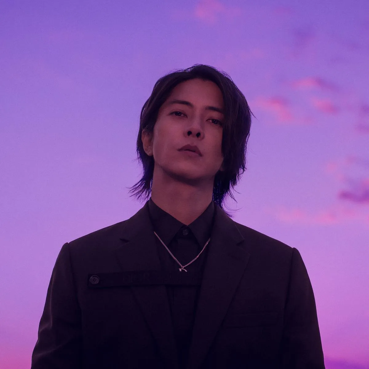 【写真を見る】11月25日(木)にはファースト写真集「Circle」を発売する山下智久