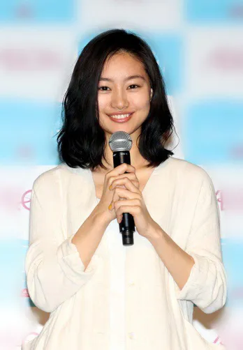 忽那汐里、父親との“幼少期時代”の仲良しお風呂姿に…「スーパー可愛い」「めっちゃ面影ある」