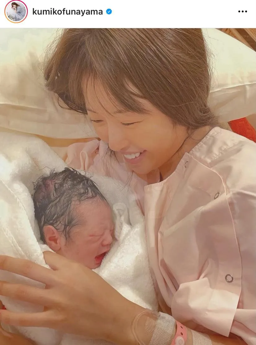 幸せそう…！出産直後に子供を笑顔で見つめる舟山久美子