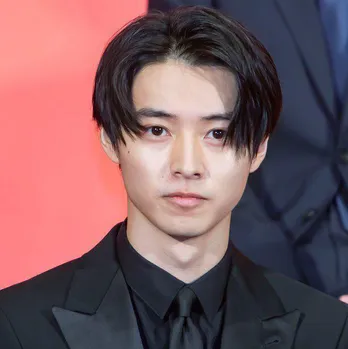 山崎賢人、“27歳”誕生日を報告!斎藤工&比嘉愛未&佐野勇斗が祝福「一生ついていきます」