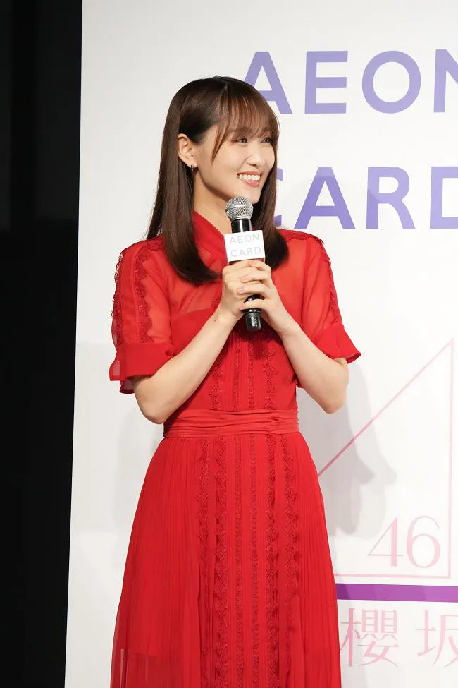 【写真を見る】輪郭が美しい…！赤いドレスを身にまとった菅井友香